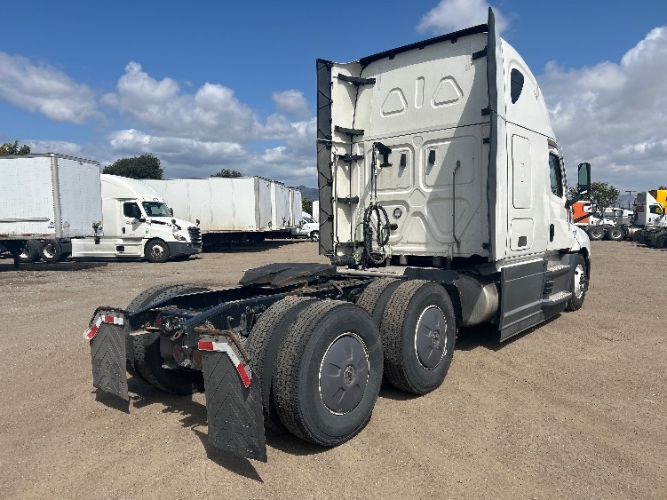 Used 2023 Freightliner Cascadia - photo 7