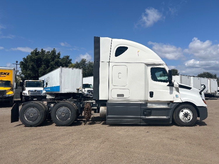 Used 2023 Freightliner Cascadia - photo 8