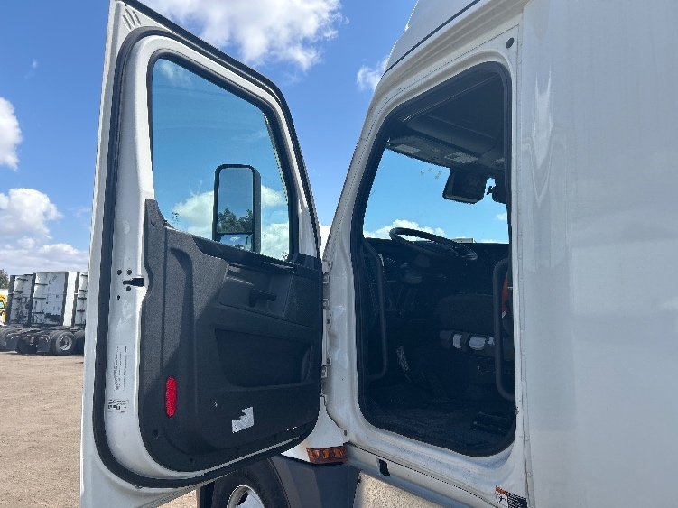 Used 2023 Freightliner Cascadia - photo 9