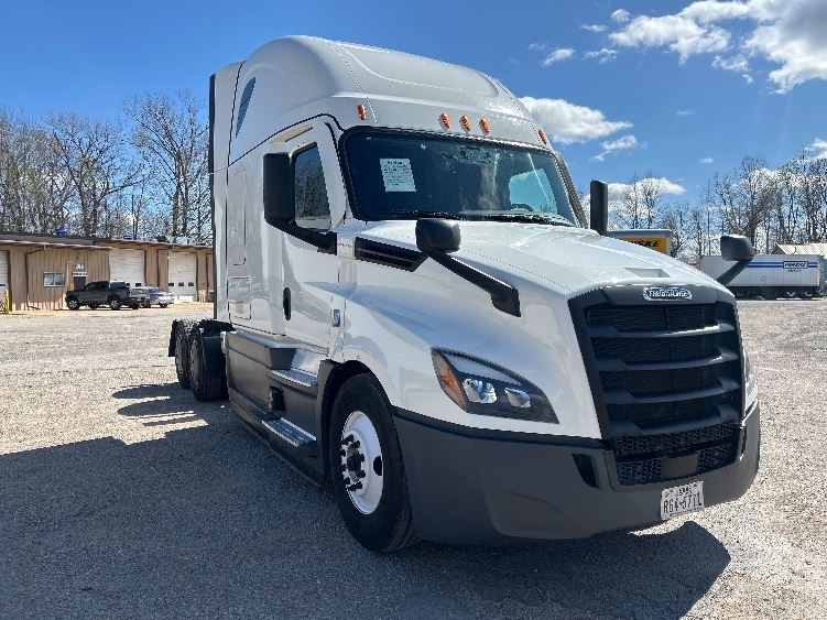 Used 2023 Freightliner Cascadia - photo 1