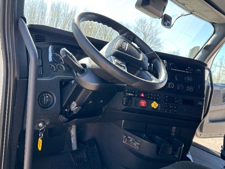 Used 2023 Freightliner Cascadia - photo 12