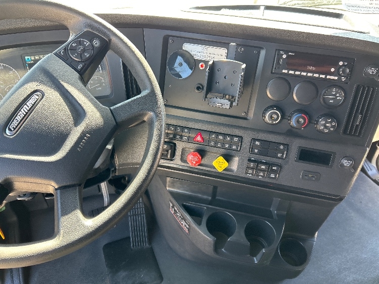 Used 2023 Freightliner Cascadia - photo 14
