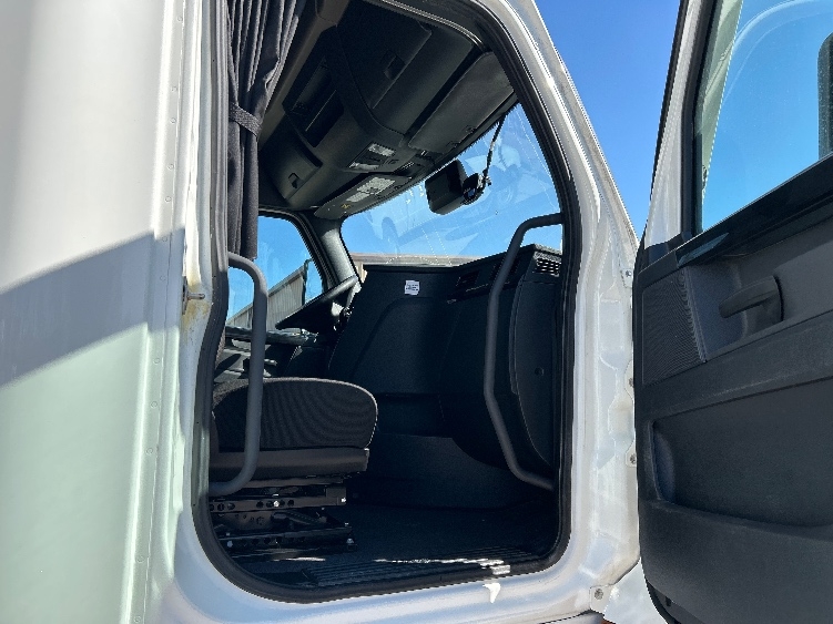 Used 2023 Freightliner Cascadia - photo 15