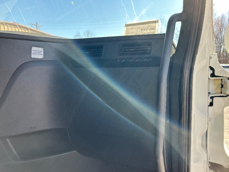 Used 2023 Freightliner Cascadia - photo 16