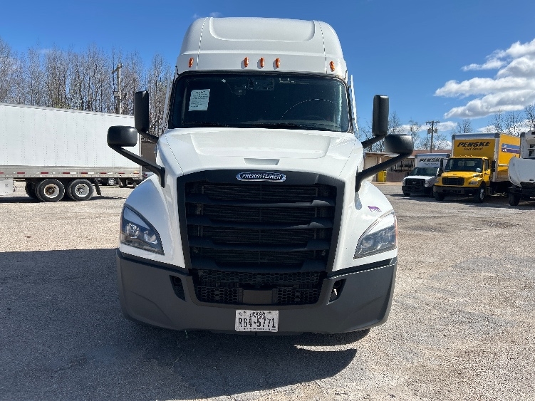 Used 2023 Freightliner Cascadia - photo 2