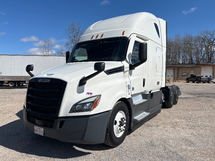 Used 2023 Freightliner Cascadia - photo 5