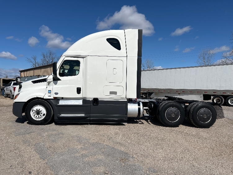 Used 2023 Freightliner Cascadia - photo 6