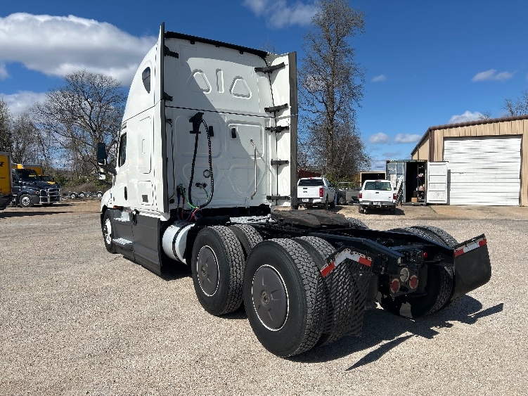 Used 2023 Freightliner Cascadia - photo 7