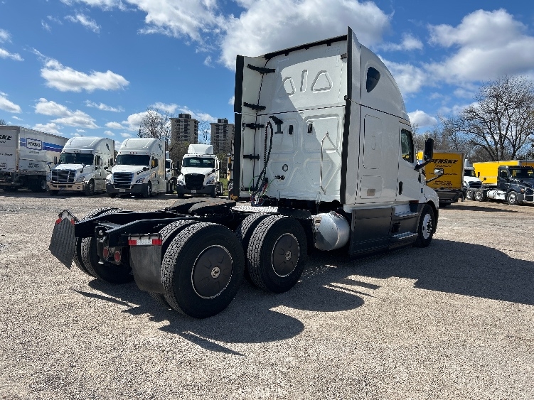 Used 2023 Freightliner Cascadia - photo 9