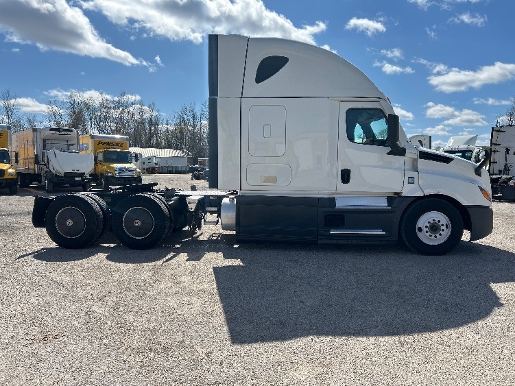 Used 2023 Freightliner Cascadia - photo 10