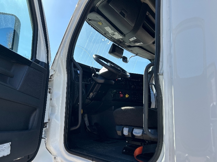 Used 2023 Freightliner Cascadia - photo 11