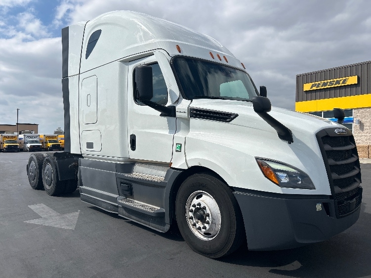 Used 2023 Freightliner Cascadia - photo 1