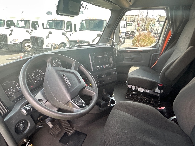 Used 2023 Freightliner Cascadia - photo 12