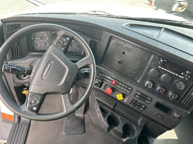 Used 2023 Freightliner Cascadia - photo 13