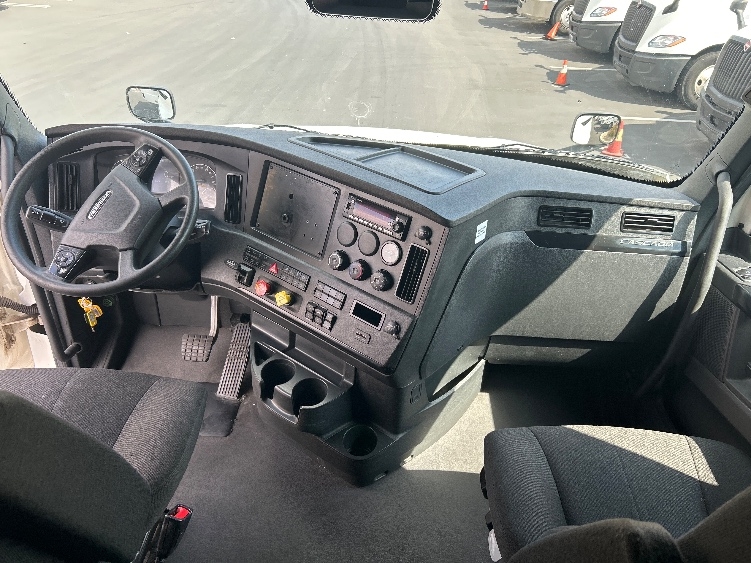 Used 2023 Freightliner Cascadia - photo 14
