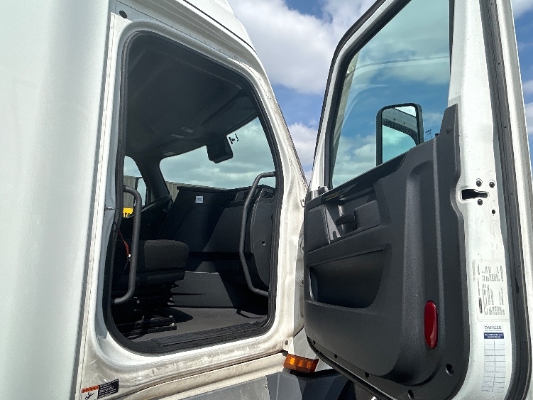 Used 2023 Freightliner Cascadia - photo 15