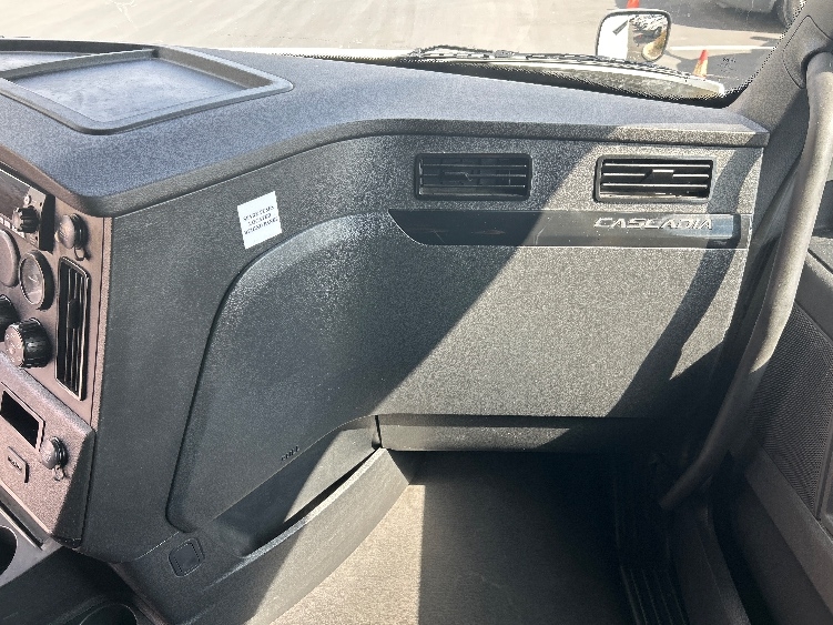 Used 2023 Freightliner Cascadia - photo 16