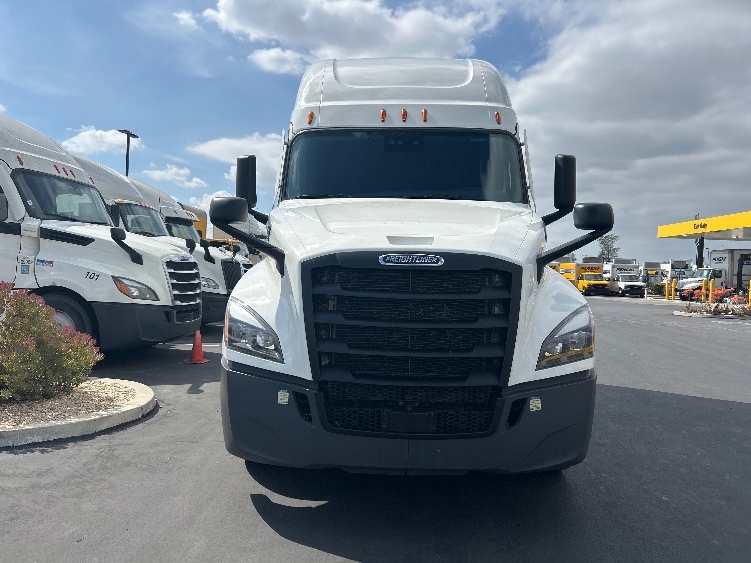 Used 2023 Freightliner Cascadia - photo 2
