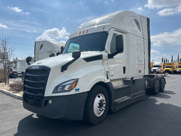 Used 2023 Freightliner Cascadia - photo 5