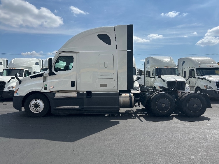 Used 2023 Freightliner Cascadia - photo 6