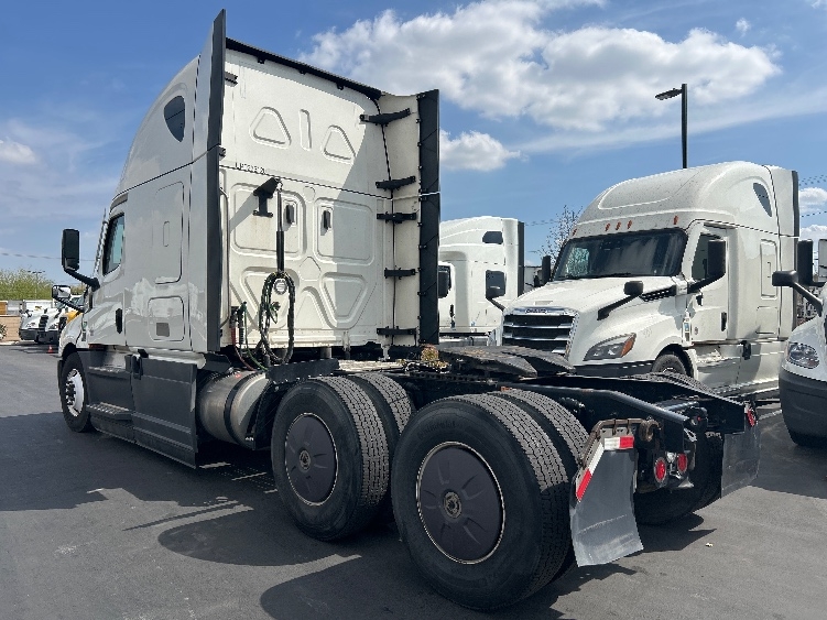 Used 2023 Freightliner Cascadia - photo 7