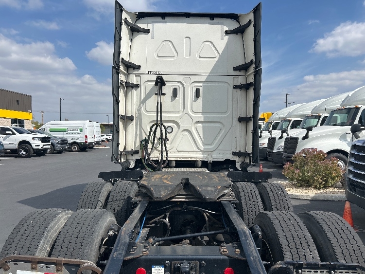 Used 2023 Freightliner Cascadia - photo 8