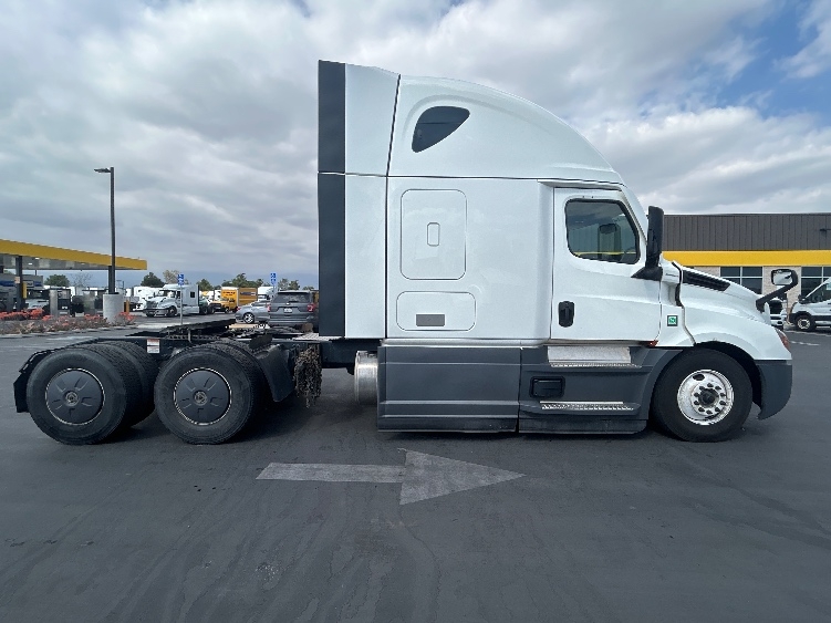 Used 2023 Freightliner Cascadia - photo 10