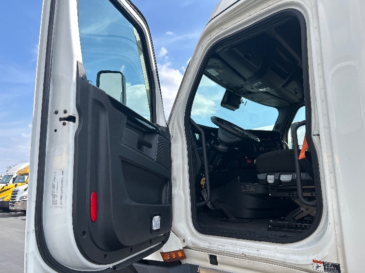 Used 2023 Freightliner Cascadia - photo 11