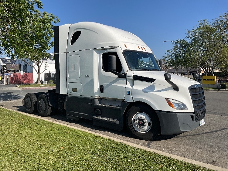 Used 2023 Freightliner Cascadia - photo 1