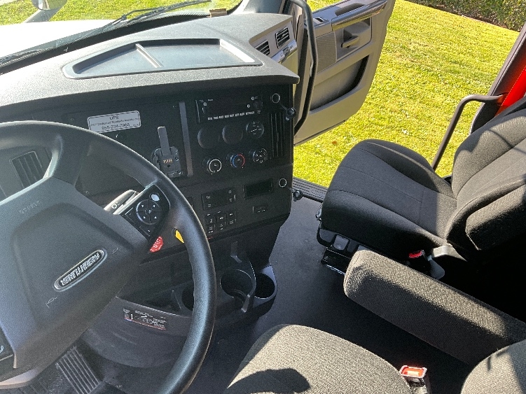Used 2023 Freightliner Cascadia - photo 12