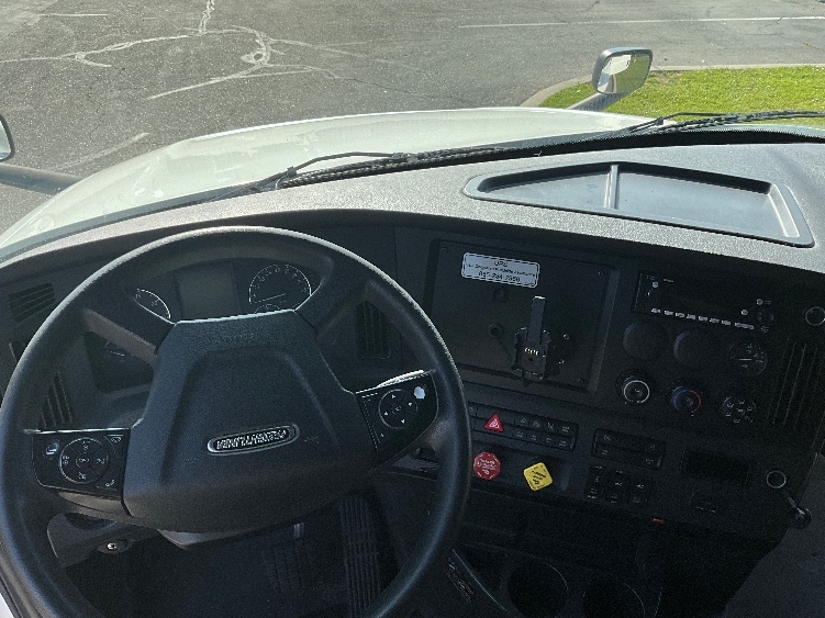 Used 2023 Freightliner Cascadia - photo 13