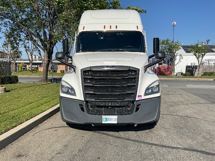 Used 2023 Freightliner Cascadia - photo 2