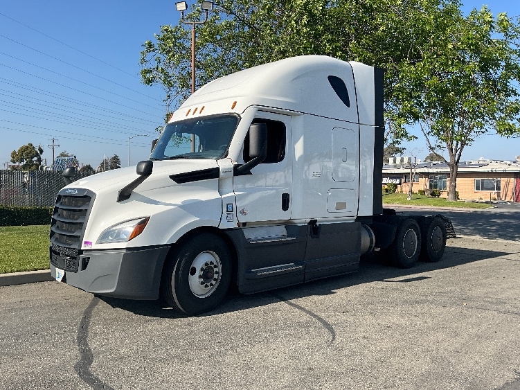 Used 2023 Freightliner Cascadia - photo 5