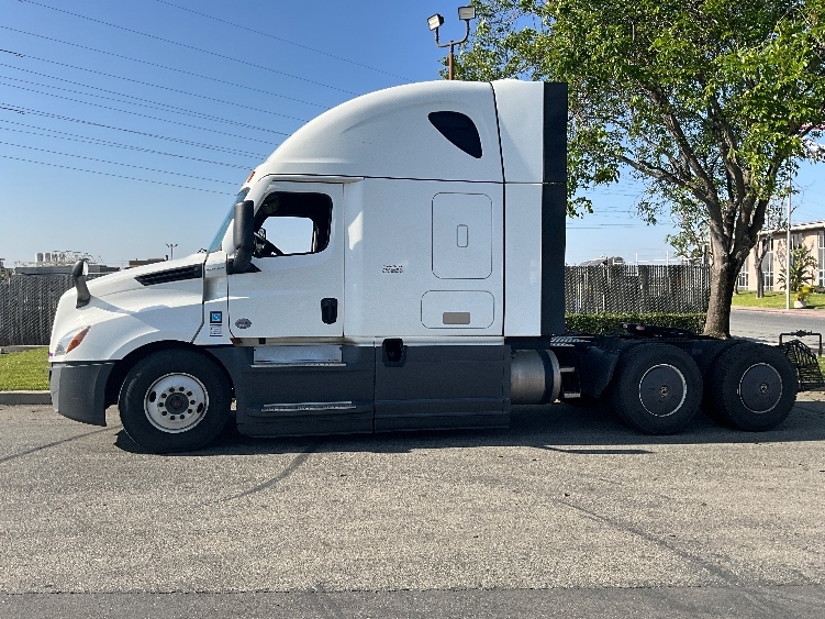 Used 2023 Freightliner Cascadia - photo 6