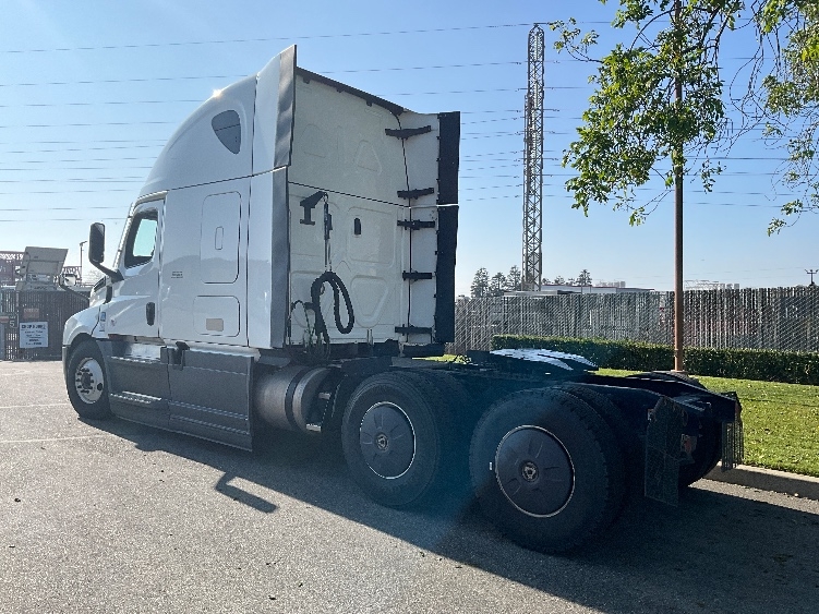 Used 2023 Freightliner Cascadia - photo 7
