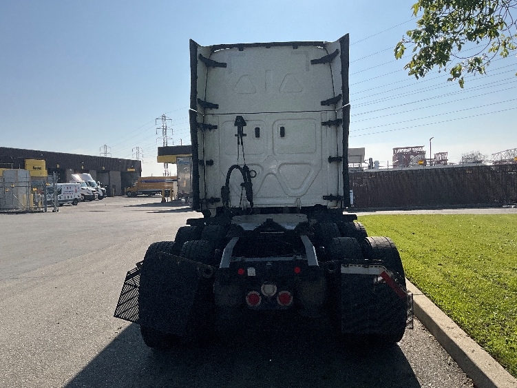 Used 2023 Freightliner Cascadia - photo 8