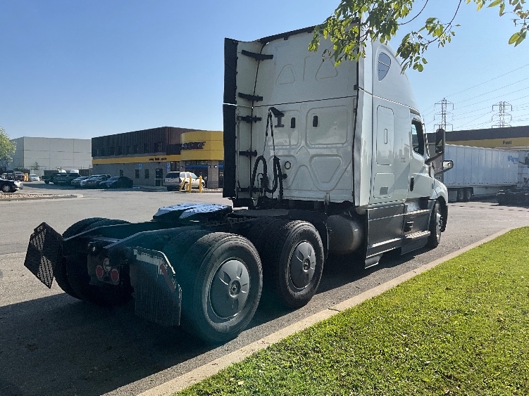 Used 2023 Freightliner Cascadia - photo 9