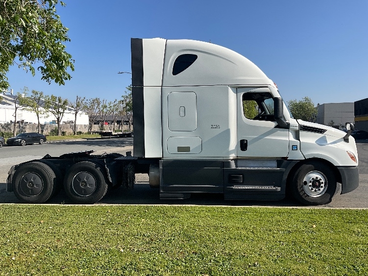 Used 2023 Freightliner Cascadia - photo 10