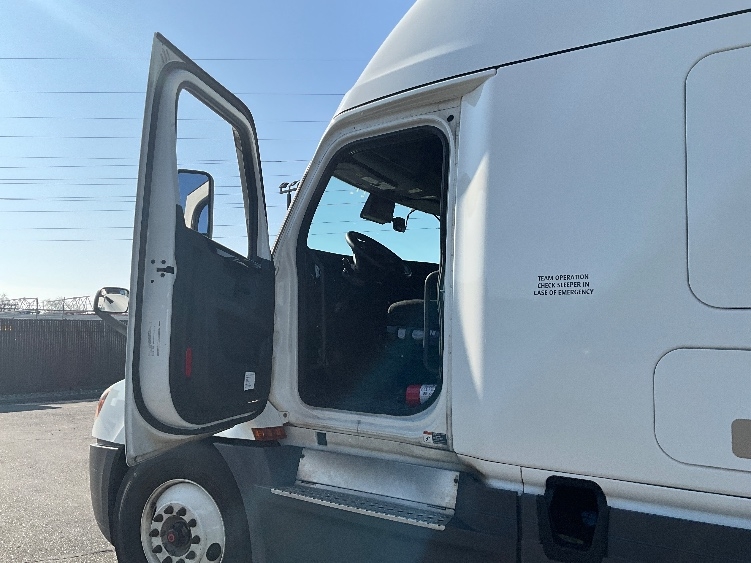 Used 2023 Freightliner Cascadia - photo 11