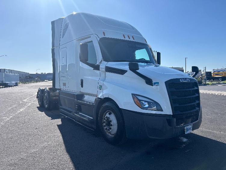 Used 2023 Freightliner Cascadia - photo 1