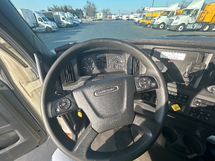 Used 2023 Freightliner Cascadia - photo 13