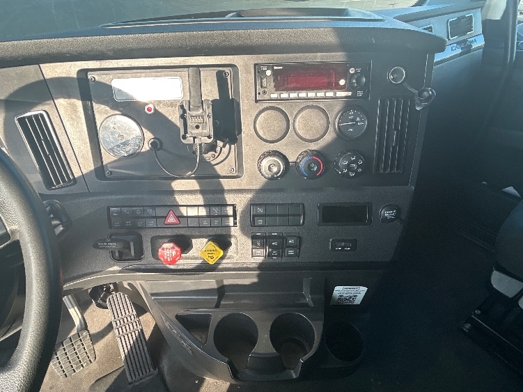 Used 2023 Freightliner Cascadia - photo 14