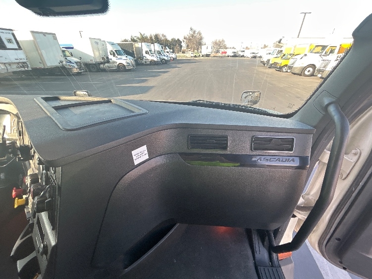 Used 2023 Freightliner Cascadia - photo 16