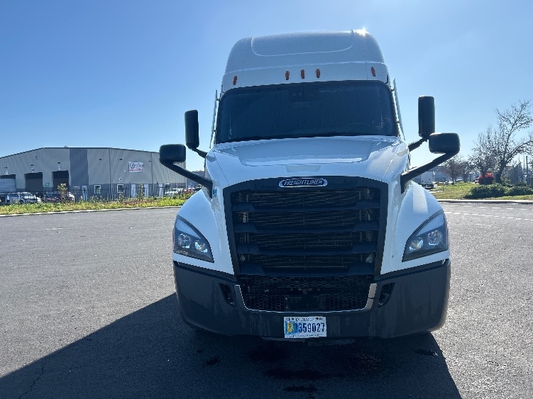 Used 2023 Freightliner Cascadia - photo 2