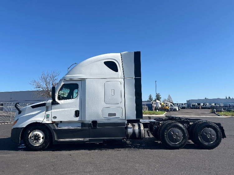 Used 2023 Freightliner Cascadia - photo 6