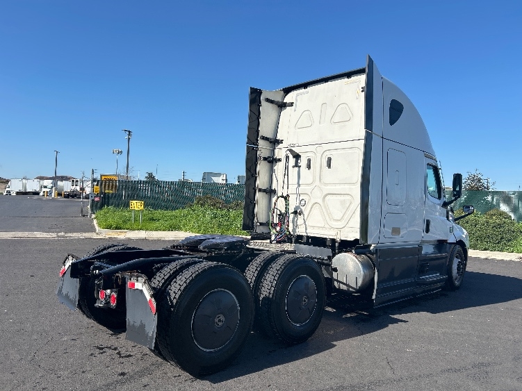 Used 2023 Freightliner Cascadia - photo 9
