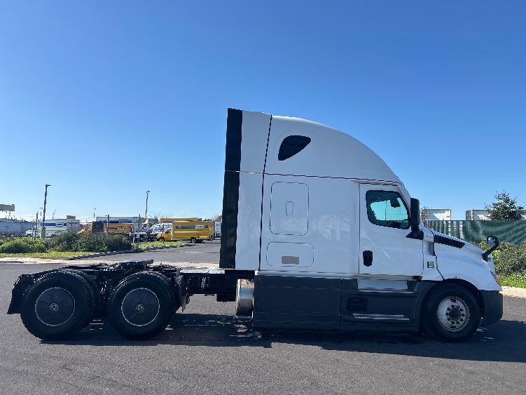 Used 2023 Freightliner Cascadia - photo 10