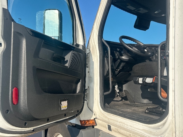 Used 2023 Freightliner Cascadia - photo 11