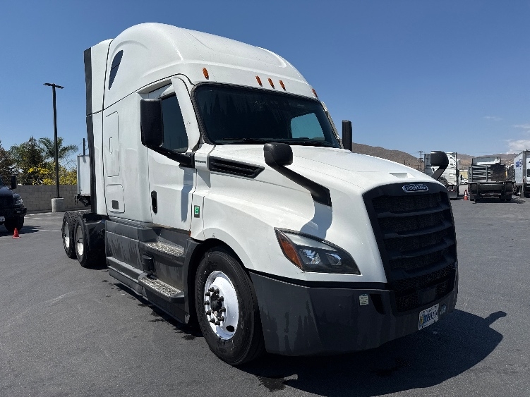 Used 2023 Freightliner Cascadia - photo 1