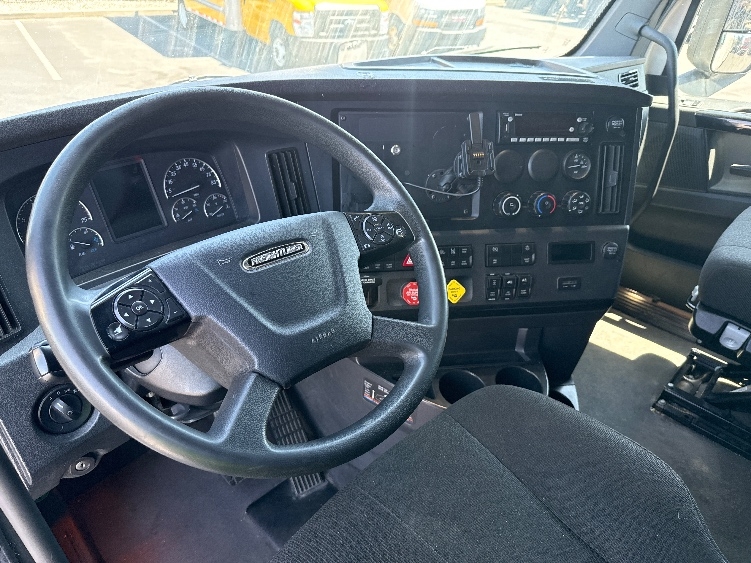 Used 2023 Freightliner Cascadia - photo 12